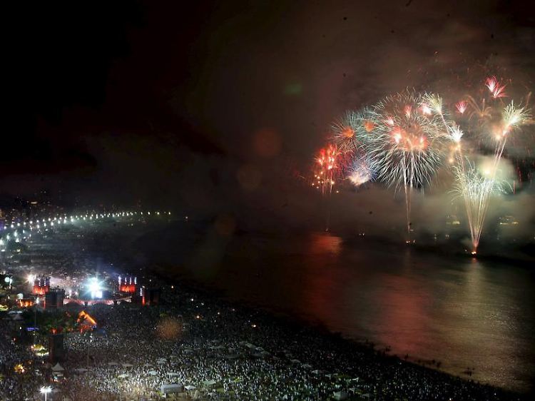 Der Copacabana-Strand in Rio de Janeiro in der Neujahrsnacht 2009. Zur bevorstehenden Silvester-Party werden insgesamt zwei Millionen Menschen erwartet.