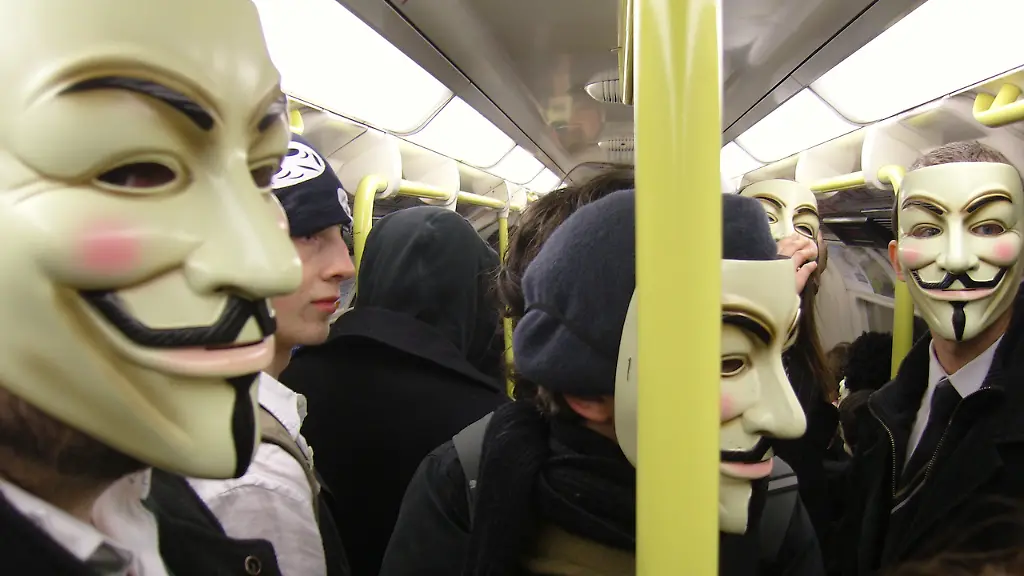 Anonymous-group-travel-on-the-London-Underground
