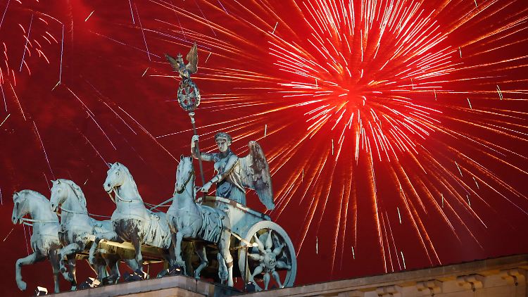 Feuerwerk explodiert in der Nacht zum 1. Januar 2009 über der Quadriga auf dem Brandenburger Tor in Berlin.