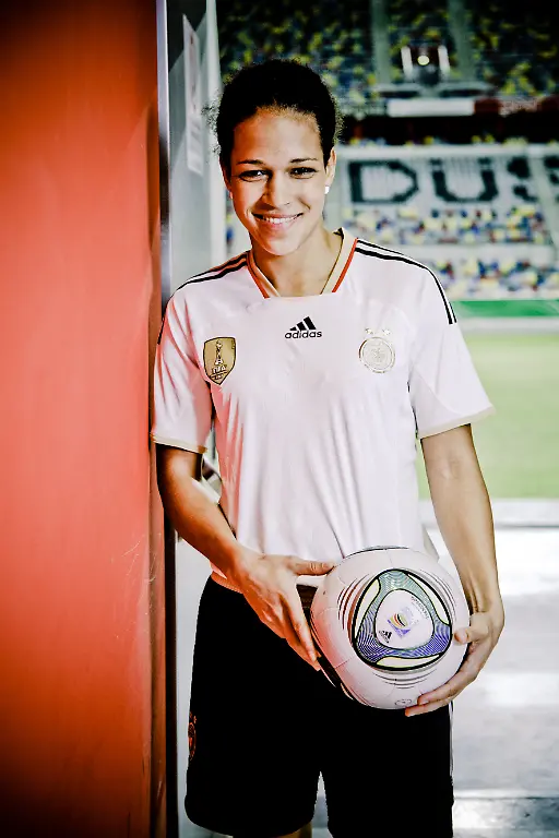 nicht-anderweitig-verwenden-Okoyino-da-Mbabi-Celia-Stadion