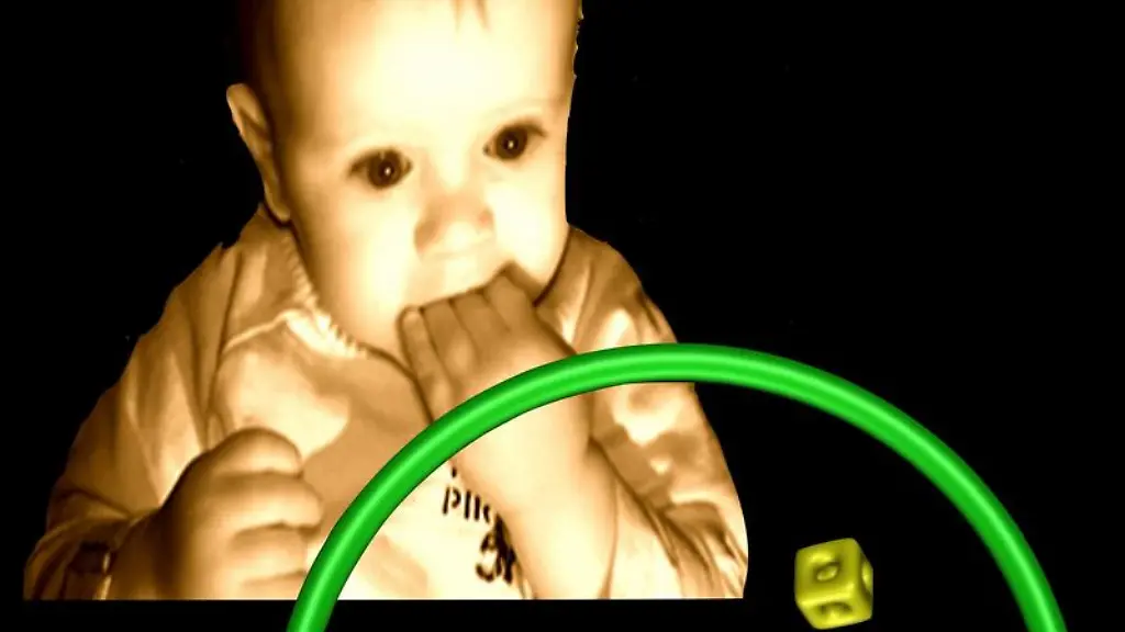 Das-undatierte-Handout-von-Science-zeigt-ein-Kleinkind-beim-Betrachten-farbiger-Teile-in-einem-Container-Schon-einjaehrige-Babys-koennen-logische-Schlussfolgerungen-ueber-physikalische-Zusammenhaenge-machen