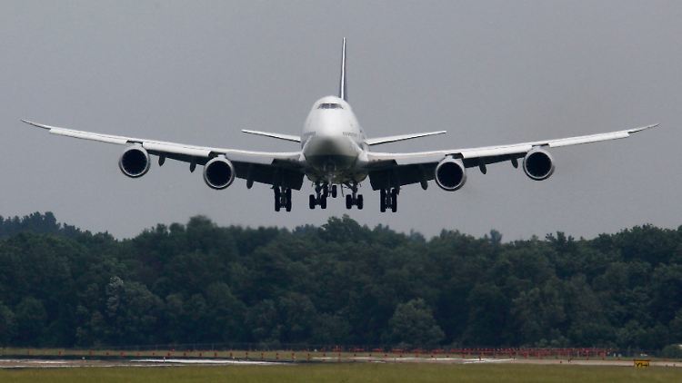 Das Konkurrenzmodell zum A380: Auch die Lufthansa fliegt mit dem Riesenjumbo 747-8.