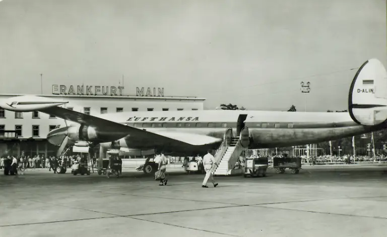 super-constellation-der-dhl-bei-abfertig