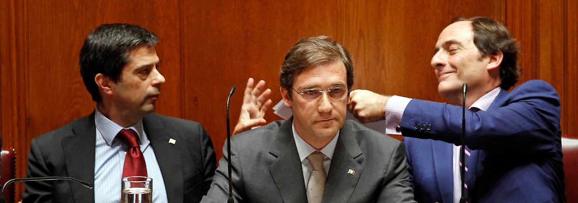 Kurzer Dienstweg im Parlament: Premier Pedro Passos Coelho spricht, Außenminister Paulo Portas reicht Finanzminister Vitor Gaspar Unterlagen.