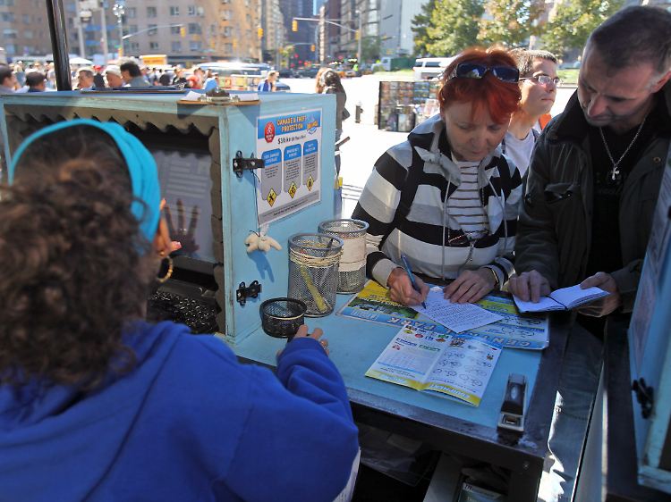 Touristen leihen sich Räder bei "Bike and Roll NYC" am Columbus Circle in New York.