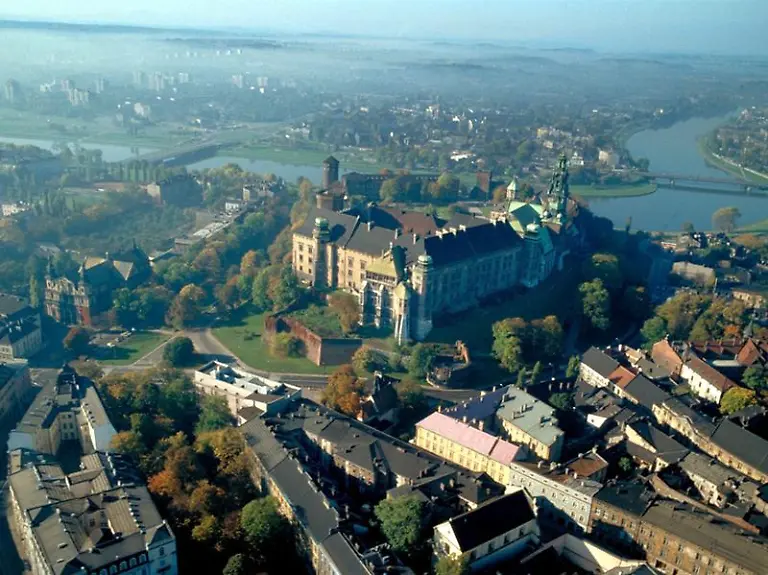 Luftaufnahme-von-Krakau-Nahe-des-Koenigschlosses-auf-dem-Wawelberg-haben-Touristen-jetzt-eine-Anlaufstelle-etwa-wenn-sie-bestohlen-oder-ueberfallen-werden