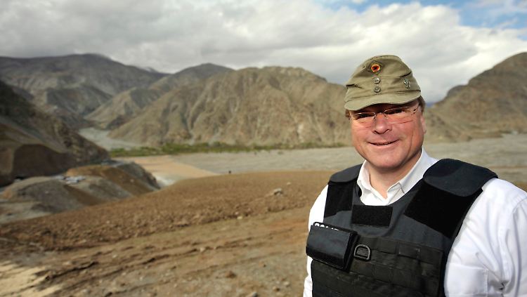 Niebel in Afghanistan: Die Mütze hatte er schon mitgebracht.