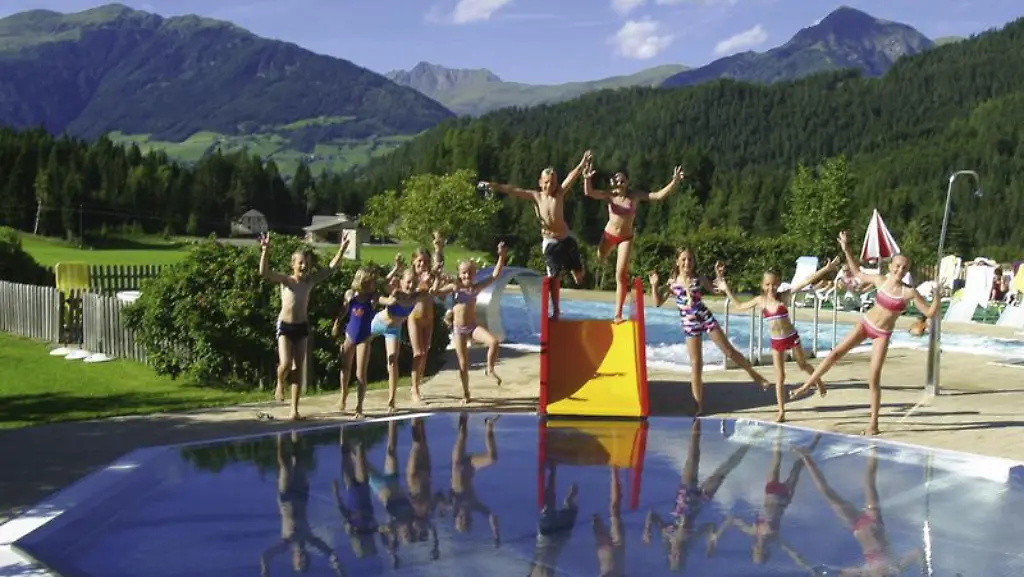 Rutschen-klettern-schaukeln-tanzen-in-Kinderhotels-ist-der-Nachwuchs-beschaeftigt-Foto-Kinderhotels-Europa-dpa-tmn-Eltern-koennen-ihre-Kinder-den-ganzen-Tag-betreuen-lassen-oder-sich-gemeinsam-mit-ihnen-austoben-Foto-Kinderhotels-Europa-dpa-tmn-Vielfaeltiges-Programm-In-manchen-Kinderhotels-werden-Reitkurse-angeboten-Foto-Kinderhotels-Europa-dpa-tmn-In-Kinderhotels-koennen-die-Kleinen-unter-fachkundiger-Anleitung-schwimmen-lernen-oder-einfach-nur-mit-anderen-Kindern-planschen