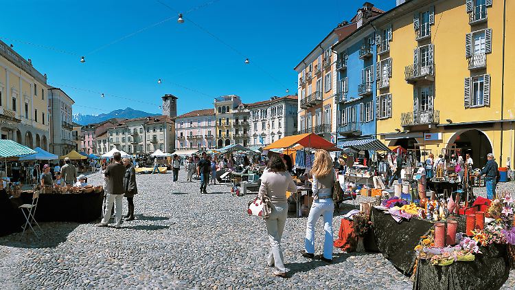 Die Piazza Grande im Zentrum von Locarno ist ein Treffpunkt für Touristen - im August kommen dann die Cineasten und frönen hier dem Open-Air-Kino.