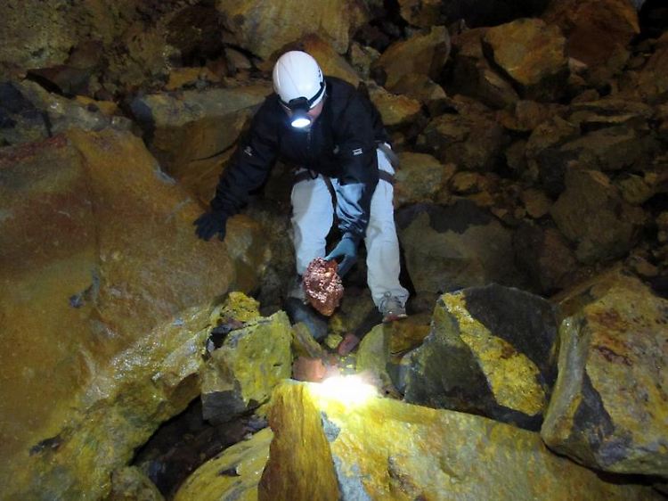 Der Boden der Magmakammer ist ein Teppich aus Felsbrocken - die Steine anzufassen, ist erlaubt, aber nicht, sie mit nach draußen zu nehmen.