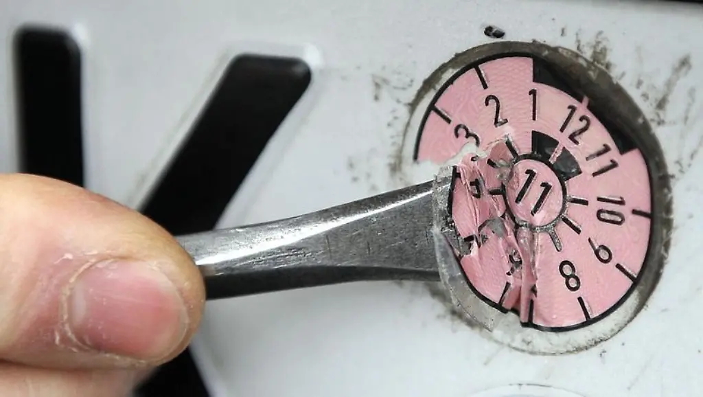 Die-rosafrabene-Plakette-muss-weg