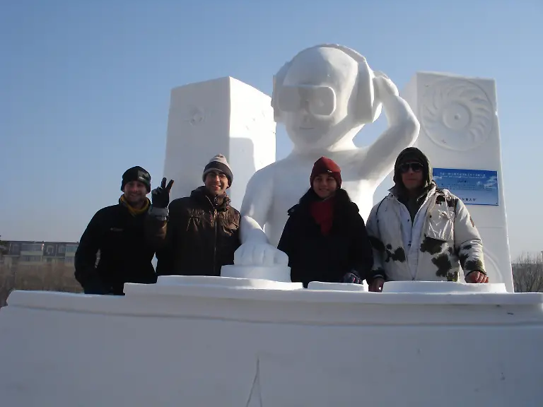 Uni-Marburg-Schneeskulptur-Baby-am-Mischpult