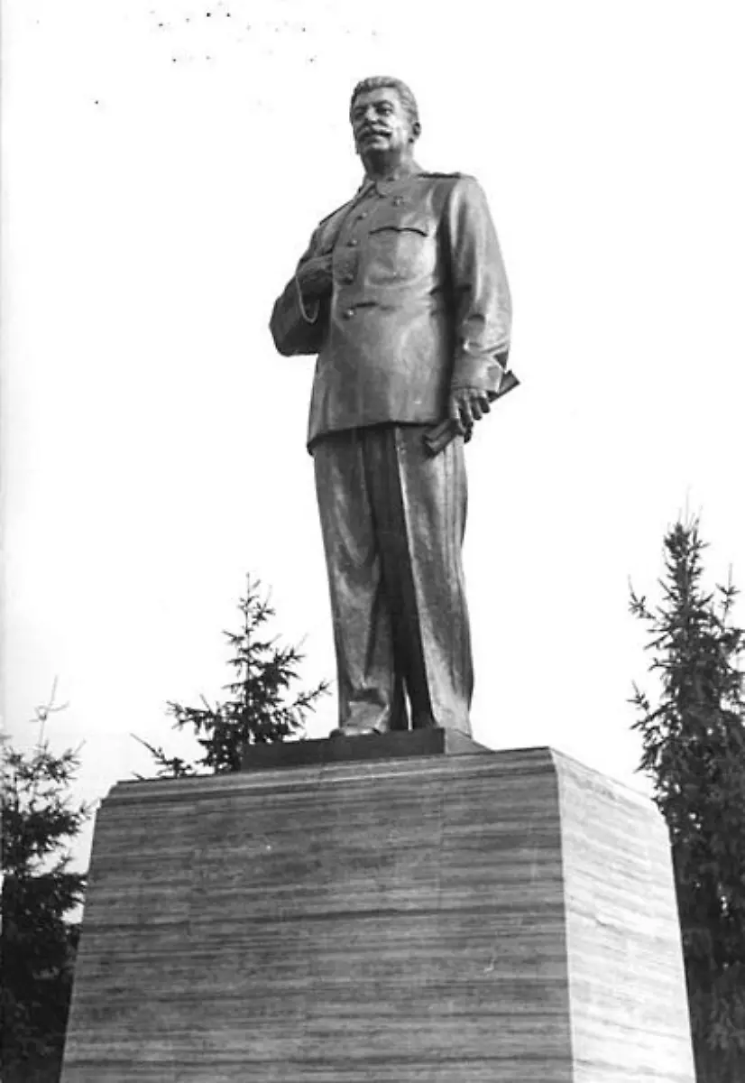 Bundesarchiv-Berlin-Karl-Marx-Allee-Denkmal-Stalin