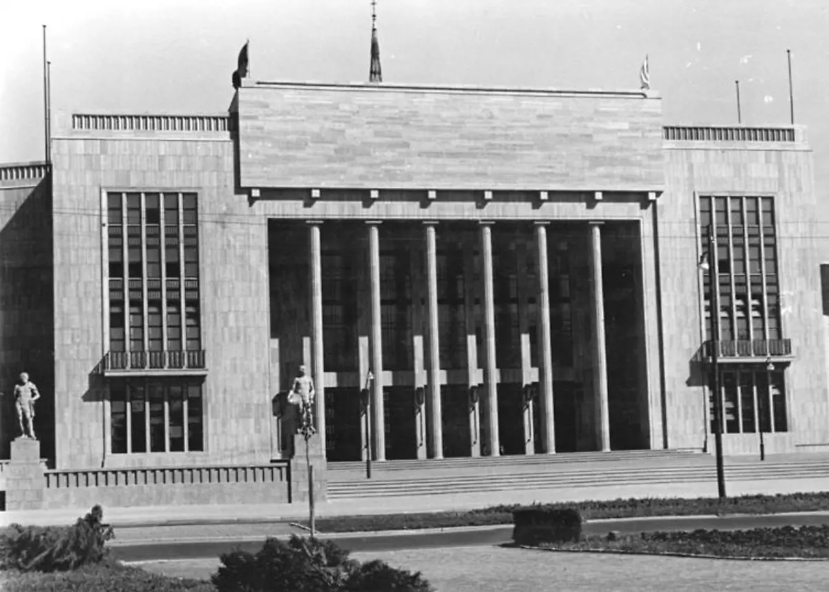 Stalinallee-Deutsche-Sporthalle