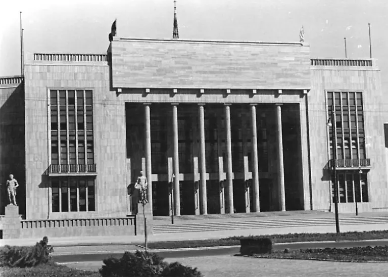 Stalinallee-Deutsche-Sporthalle