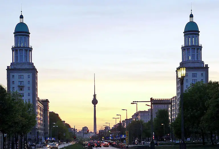 Frankfurter-Tor-Berlin-abends