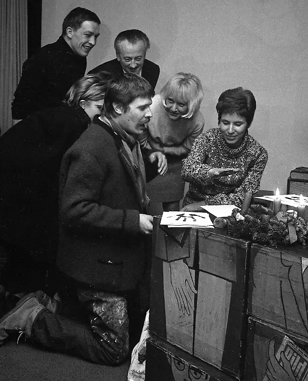 1968-perfomance-mit-hand-die-kiesinger-schlug