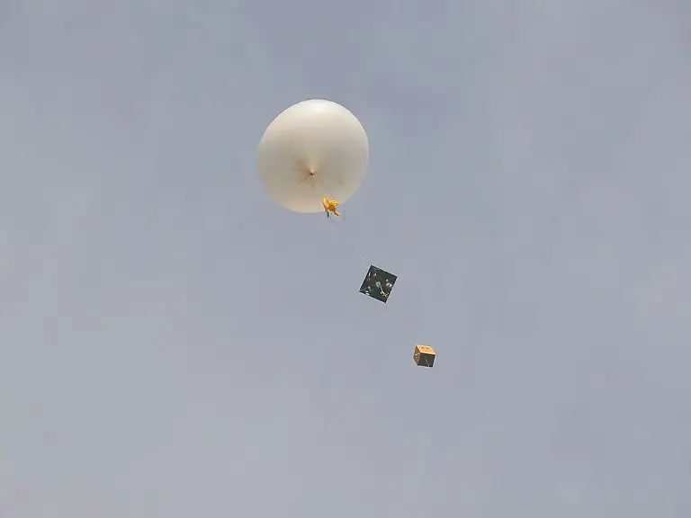 1024px-Wetterballon-Nutzlast-Start-2004-09-10