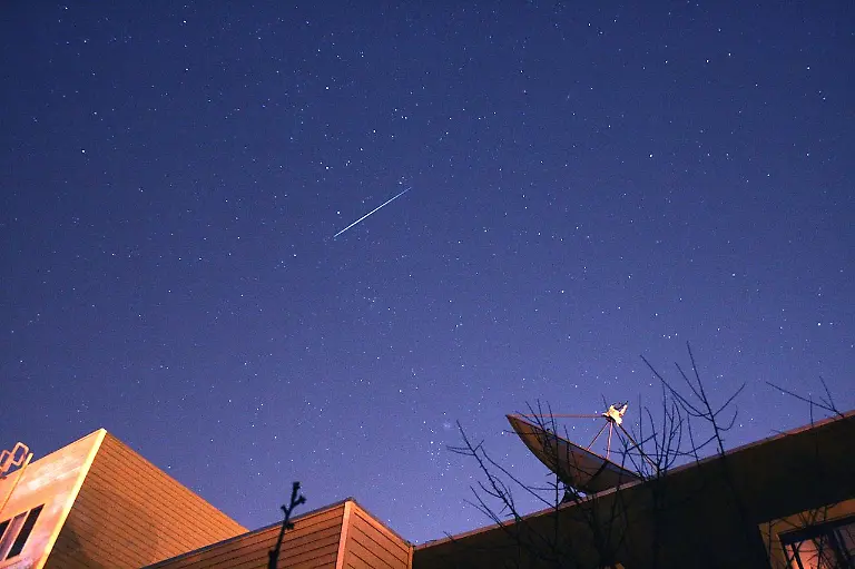 1280px-Comet-holmes-and-iridium-flare