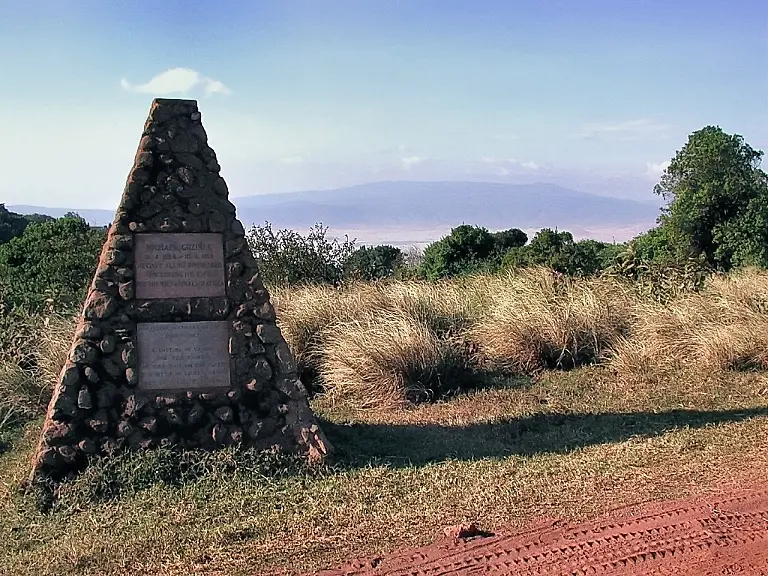 Grzimek-grave-Ngorongoro-2