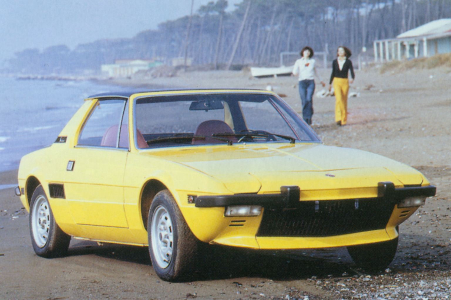 Seine Premiere feierte der Fiat X1/9 vor 40 Jahren auf der weltweit wichtigsten Messe für automobile Mode, dem Turiner Salon. Mit Mittelmotor, Targakonzept und noch bezahlbaren Preisen verfügte der Fiat über alle Talente, um zum Shootingstar der Spiderklasse aufzusteigen.