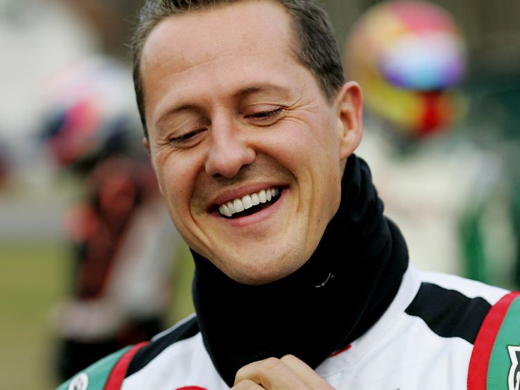 Hat doch eh meist einen Helm auf: Schumacher.
