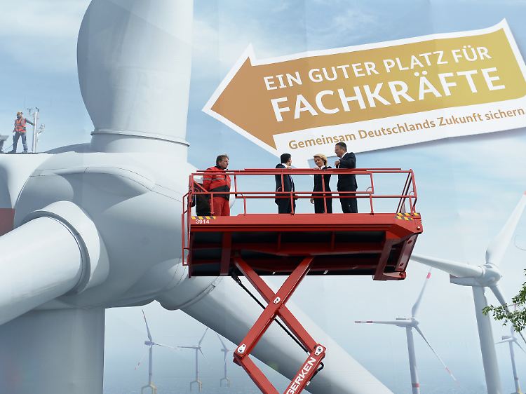 Auf dem vorläufigen Höhepunkt des deutschen Jobwunders? Wirtschaftsminister Rösler, Arbeitsministerin von der Leyen und der Chef der Arbeitsagentur Weise werben um Fachkräfte (Archivbild).