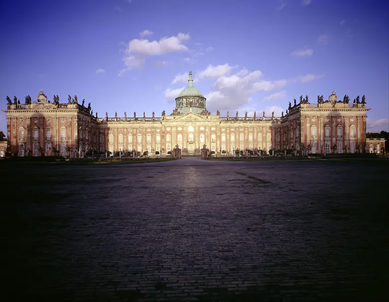 4-SPSG-NeuesPalais-Ehrenhofseite-F0017446-HansBach