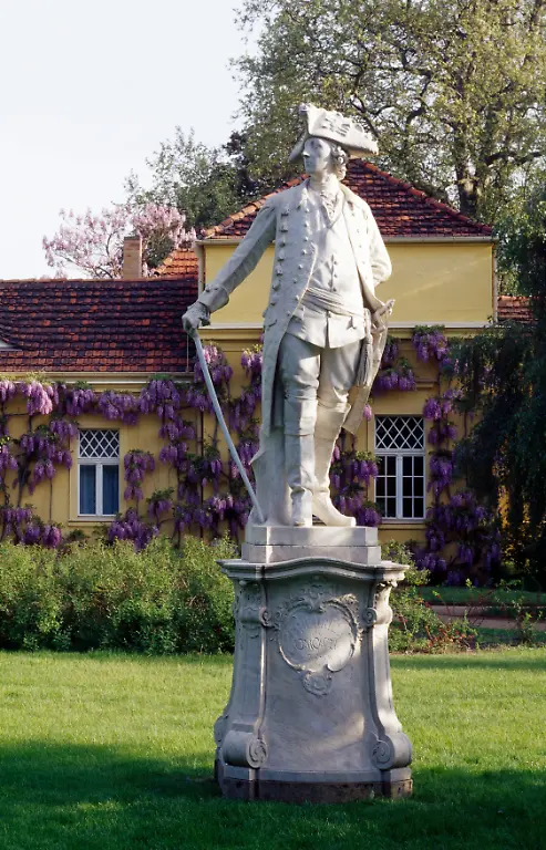 SPSG-ParkSanss-FriedrichII-vor-Gartendirektion-F0019428-HansBach2002