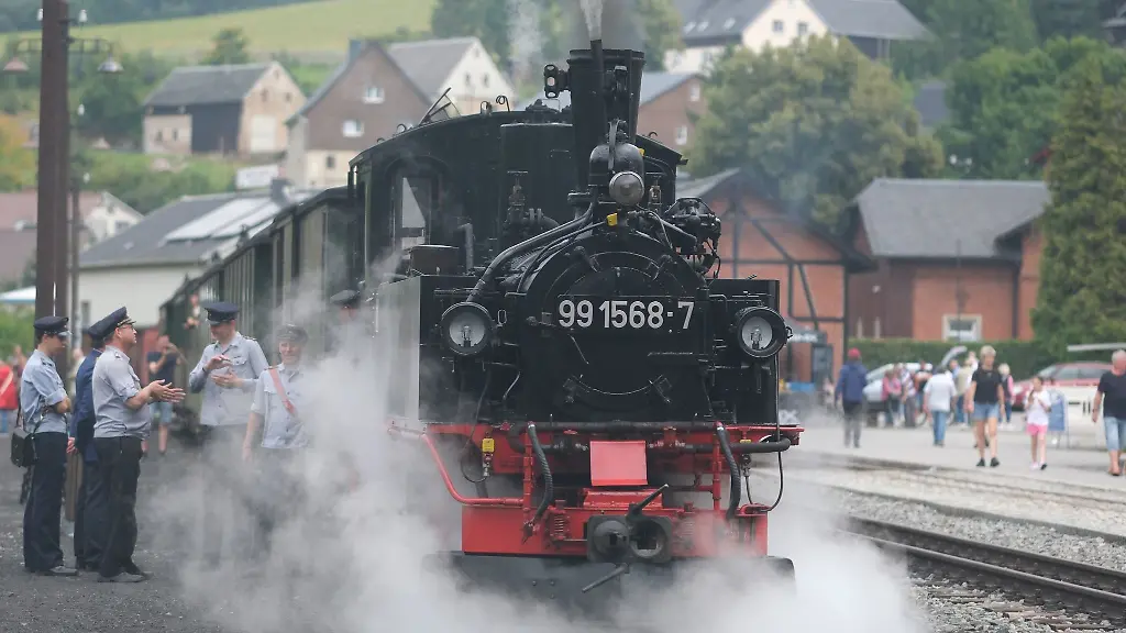 Fahrten-mit-historischen-Dampfzuegen-werden-zum-Jubilaeum-auf-der-Strecke-der-Pressnitztalbahn-geboten