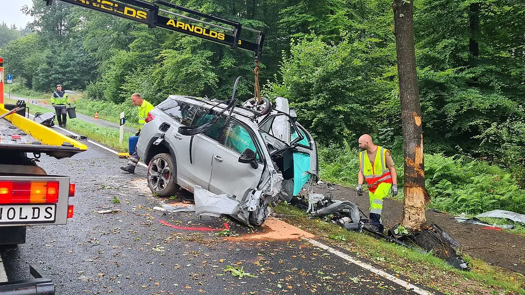 Nur-noch-Truemmer-sind-von-einem-Auto-uebrig-das-am-fruehen-Morgen-suedlich-von-Aachen-gegen-einen-Baum-geprallt-ist