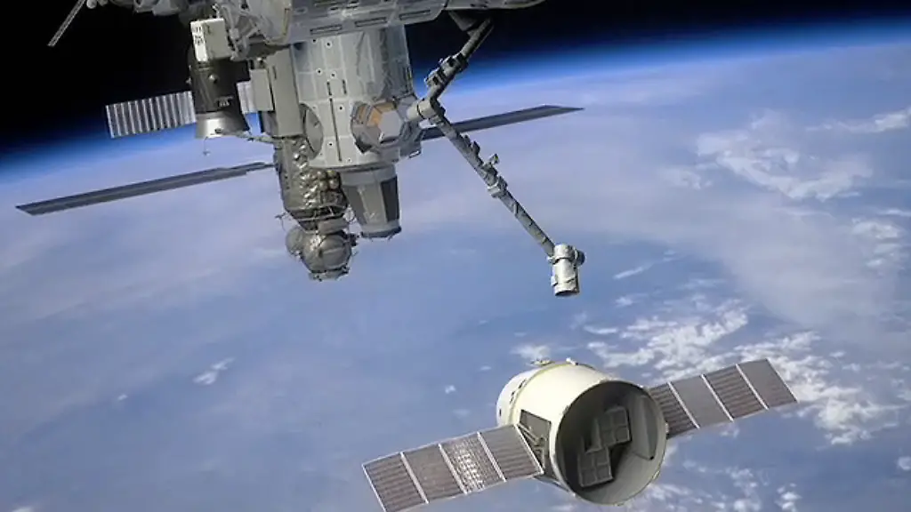 dragon-preparing-to-berth