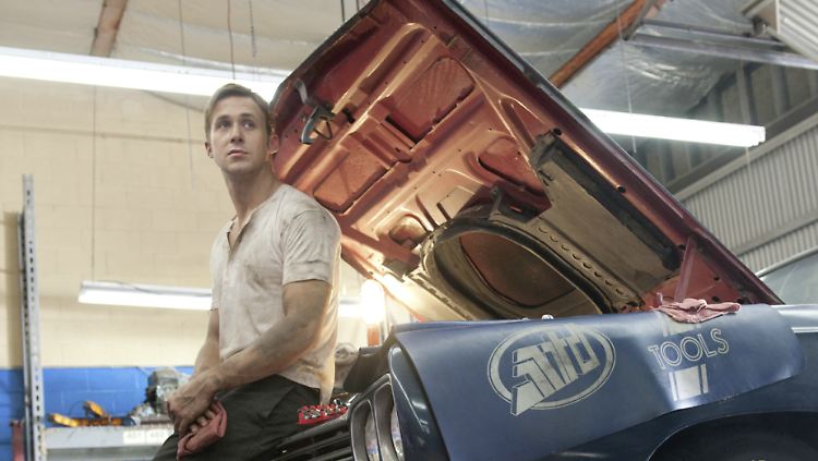 Der Driver (Gosling) liebt Autos.
