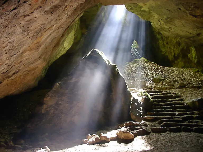 013-EHH-BlaueGrotte-Lichtspiel01-R-Nielbock