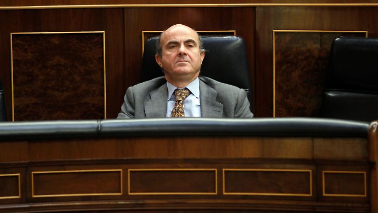 Wirtschaftsminister Luis de Guindos ahnt es wohl bereits: Spanien wird sich bewegen müssen.