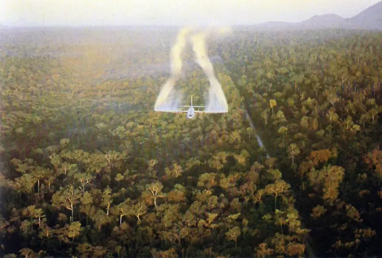 UC-123B-Ranch-Hand-spraying-1962