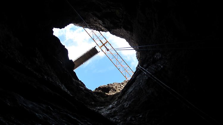Auf dem Weg in die Tiefe: Vom Krater des Vulkans bis zum Boden der Magmakammer sind es 120 Meter.