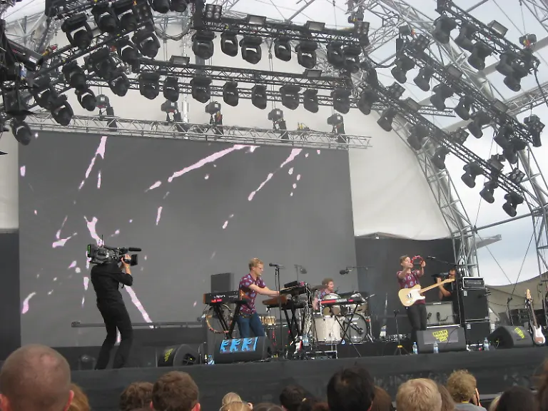 Django-Django-Tempelhof-Berlin-Festival-2012