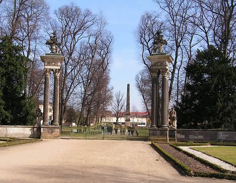 800px-Potsdam-obeliskportal-1