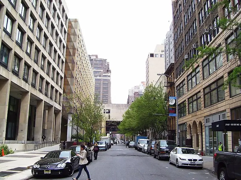 800px-FIT-27th-Street-campus