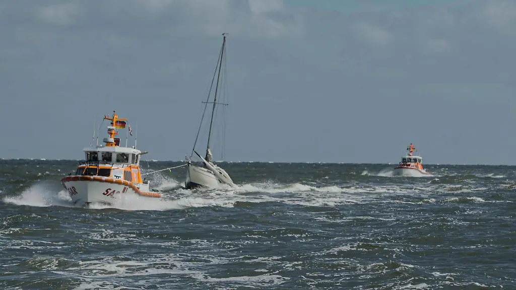 Seenotretter-im-Einsatz-auf-der-Nordsee-vor-Baltrum-brachten-sie-zwei-Segler-in-Sicherheit