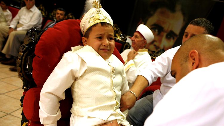 Muslime werden bis zum Alter von 13 Jahren beschnitten. Das Ritual wird mit einem Familienfest begangen.