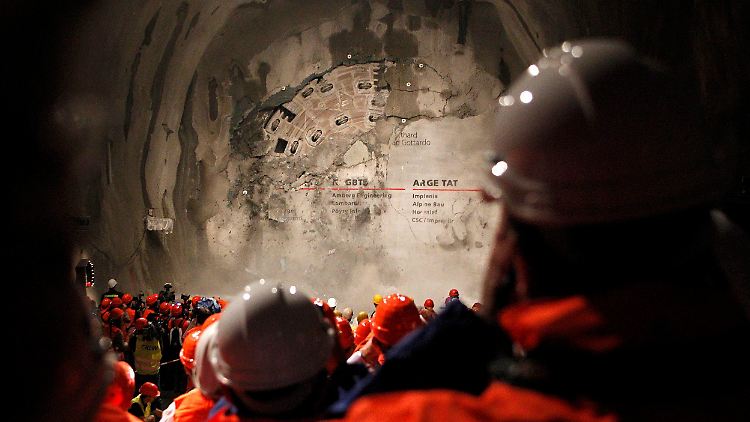 Vor zwei Jahren wurde die Röhre des parallel verlaufenden Eisenbahntunnels durchbrochen.