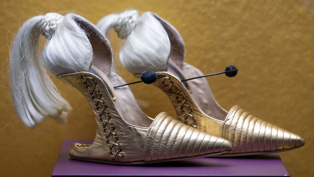 Internationale-Schuhkunst-zeigt-eine-neue-Ausstellung-im-Museum-Weissenfels