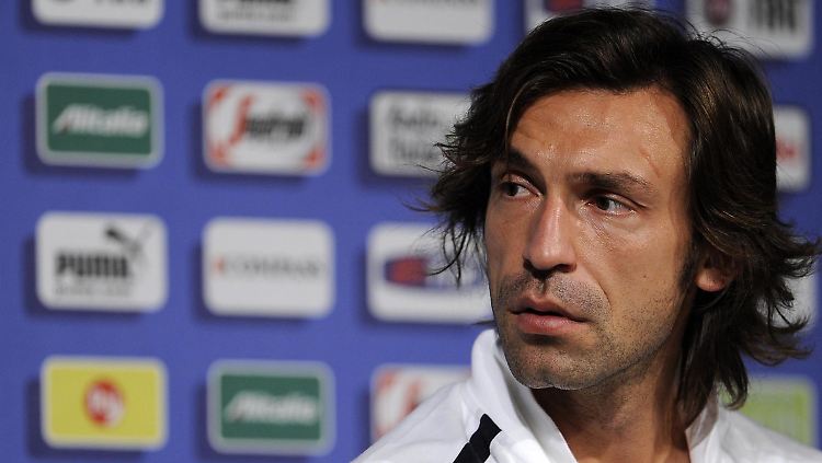 Den Gegner fest im Blick: Andrea Pirlo.