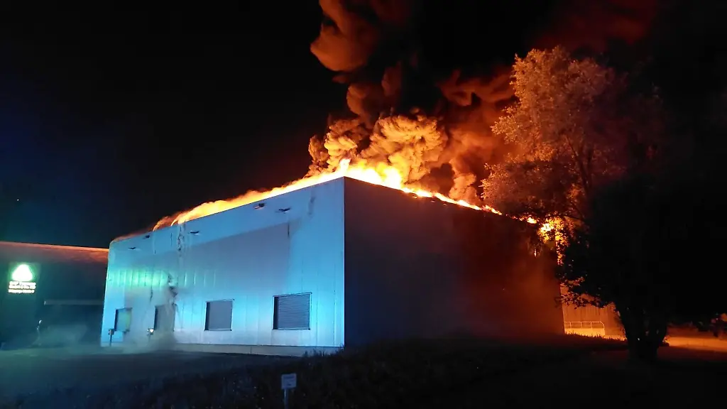 Im-Industriegebiet-Bocholt-Schlavenhorst-brannte-nach-Angaben-der-Polizei-eine-Lagerhalle