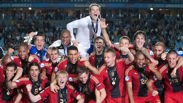Sami Khedira, Jerome Boateng, Manuel Neuer, Mats Hummels und einige mehr mit Siegermedaillen 2009.