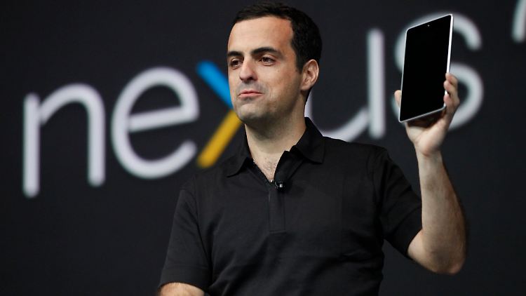 Google-Manager Hugo Barra zeigt den Tablet-PC.