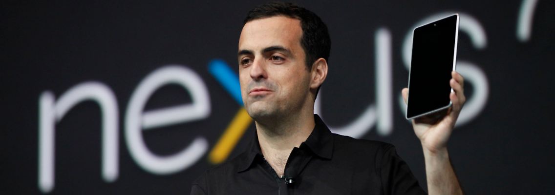 Google-Manager Hugo Barra zeigt den Tablet-PC.