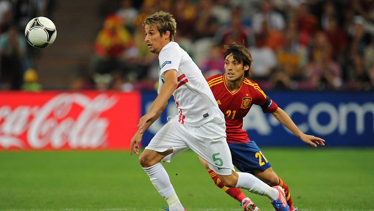 Portugals Fabio Coentrao (l.) hat gegen David Silva häufig die Nase vorn.